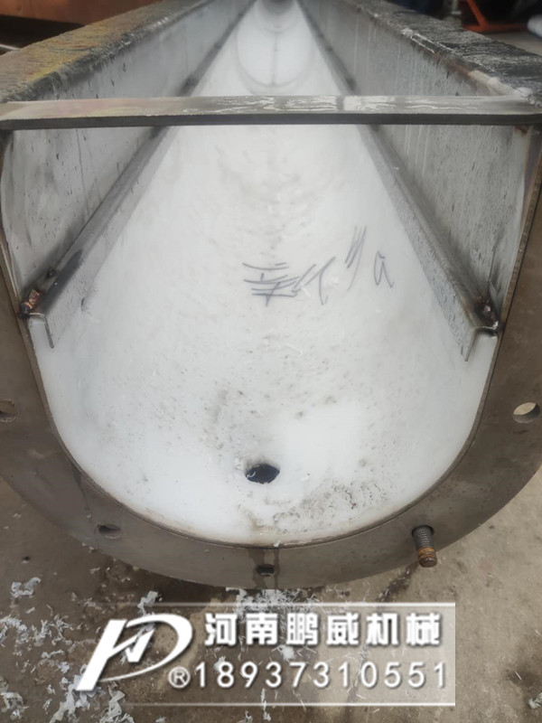 污泥無軸螺旋輸送機地下的塑料襯板起到什么作用？