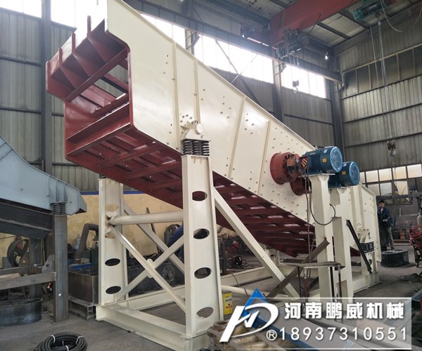 砂石料廠使用的振動(dòng)篩分機(jī)結(jié)構(gòu)及工作原理大致有以下幾種