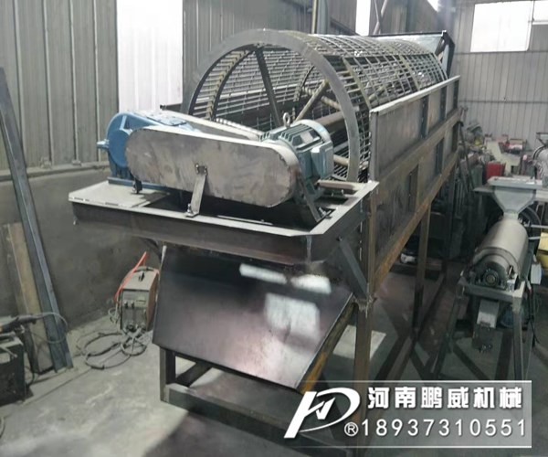砂石料廠使用的振動(dòng)篩分機(jī)結(jié)構(gòu)及工作原理大致有以下幾種