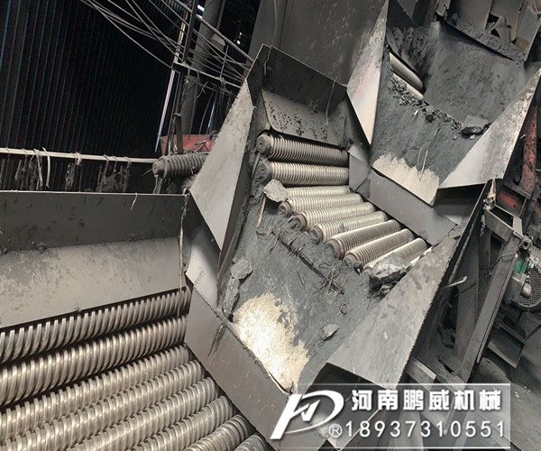 砂石料廠使用的振動(dòng)篩分機(jī)結(jié)構(gòu)及工作原理大致有以下幾種